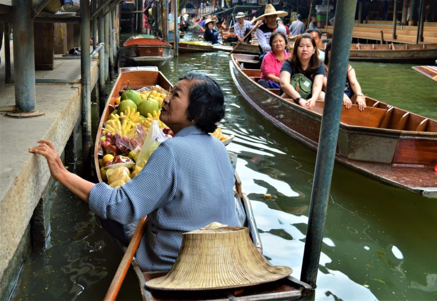 Mercato galleggiante vicino Bangkok