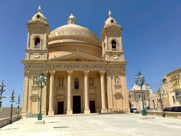 Facciata principale della Chiesa di Mgarr sull'isola di Malta