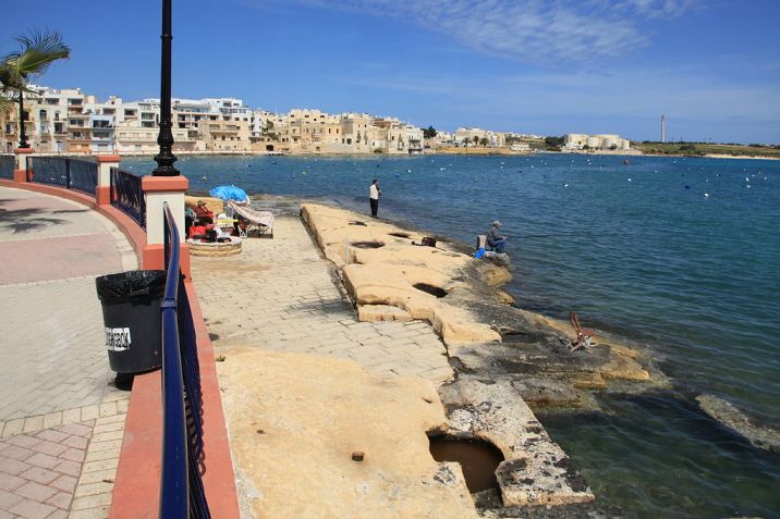 Strada lungomare a St. George’s Bay sull'isola di Malta