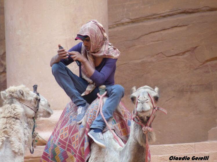 Beduino tecnologico a Petra, sul suo cammello