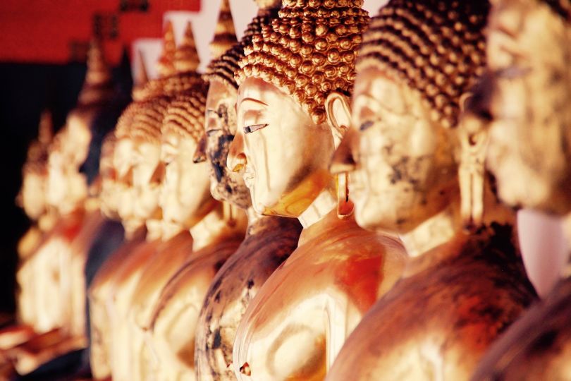 Serie di Buddha in un tempio thailandese