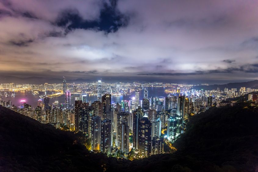 Panorama notturno dall'alto di Hong Kong